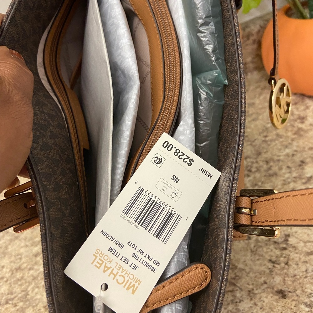 Michael KORS Medium Front Pocket Tote - Picture 6 of 14